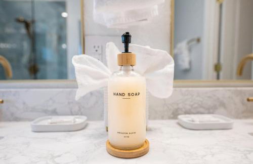 Stylish Retreat with Pool near The Parks - Foto 18