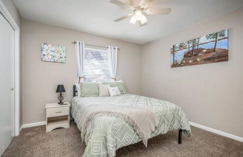 Centrally Located 3BR 2BA - ! - Photo 8