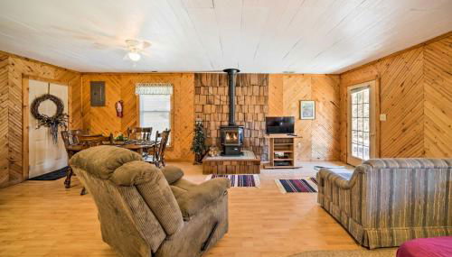 The Burgundy Cabin Iowa Retreat Pond and Fire Pit - Foto 4