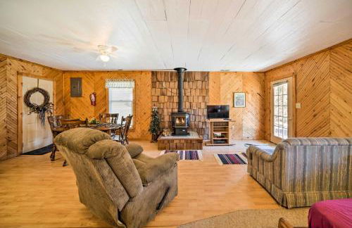 The Burgundy Cabin Iowa Retreat Pond and Fire Pit - Foto 4