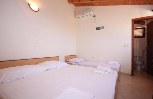 Apartments by the sea Sutomiscica, Ugljan - 912 - Photo 12