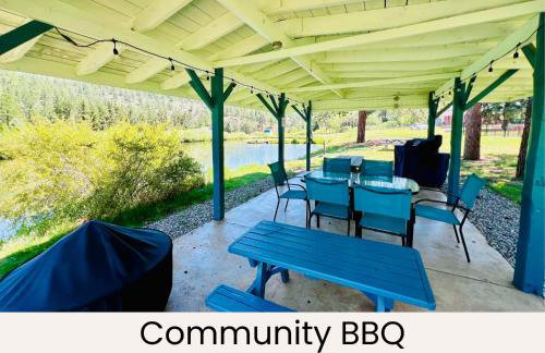 Cozy Riverfront Cabin with Fireplace & Deck - Foto 52