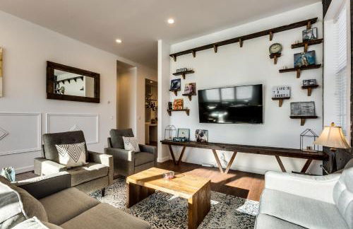 Converted Store Front Home Lets You Live Like a Local in the Heart of it All! condo - Foto 1