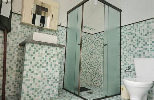 Belíssima Casa a Beira Mar com Piscina Aquecida Cobrado a Parte, 5 Quartos com Ar Condicionado, Amplo Salão de Jogos com Mesas de Bilhar e Pebolim, Amplo Espaço Externo com Churrasqueira em Deck Gourmet Coberto frente a Piscina,Tudo isso á Beira Mar - Photo 27