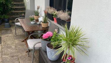 Schöne Ferienwohnung mit Terrasse, nur 2 Minuten zur Autobahn - Foto 2