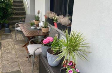 Schöne Ferienwohnung mit Terrasse, nur 2 Minuten zur Autobahn - Foto 2