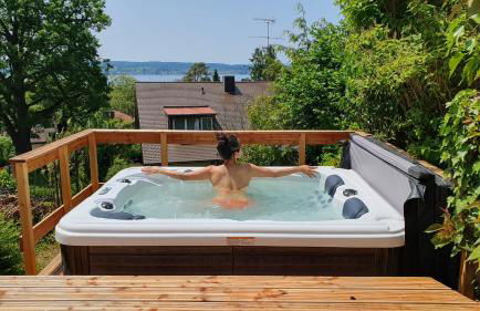 Ferienhaus Wellnesshütte mit Außenwhirlpool und herrlichem See-und Alpenblick - Foto 1