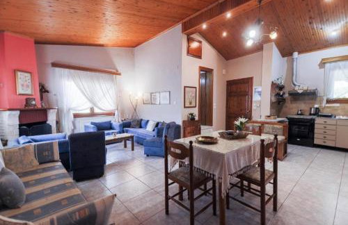 Red Roses-Traditional House - Photo 25