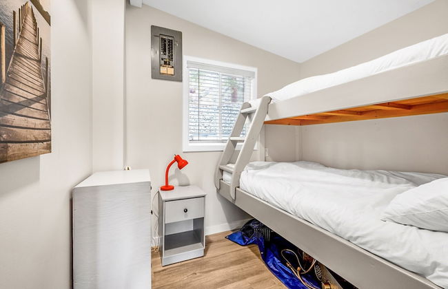 Family Friendly Cottage w Amazing View - Photo 1