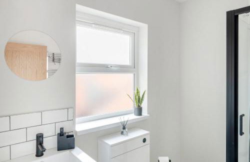 Lovely 2 Bedroom House - Free Parking - Accommodation near QMC Hospital & University of Nottingham - Suitable for Short Stays & Long Stays - Photo 21