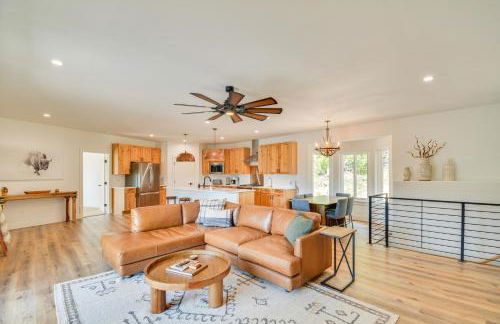 2 Mi to Lake Stunning Twin Lakes Home with Deck - Foto 4