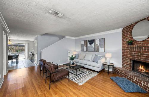Modern Montrose 2BR Townhome Sleeps 10 with Gated Parking - Foto 2