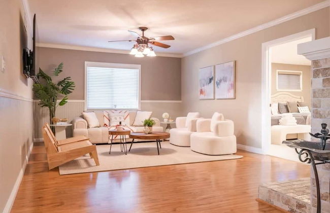 Marbella Lane - Charming 4BR Bungalo for Relaxing Retreat - Photo 26