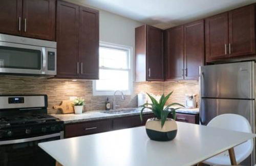 3BR Apartment Cozy, Great Location & Pet-Friendly- Central Stylish - Foto 2