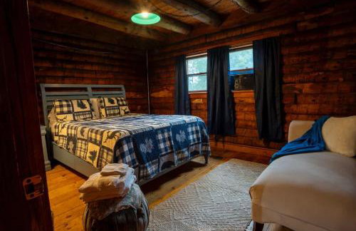 Cozy Log Cabin- W Fireplace - Foto 22