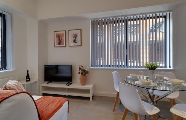 Apartment Sleeps 2 With Free Parking - Photo 7