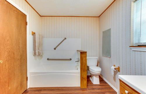 Cozy Oklahoma Retreat with Patio, Fire Pit and Grill! - Foto 10