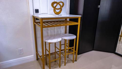 Stylish Bedroom Suite - Photo 5