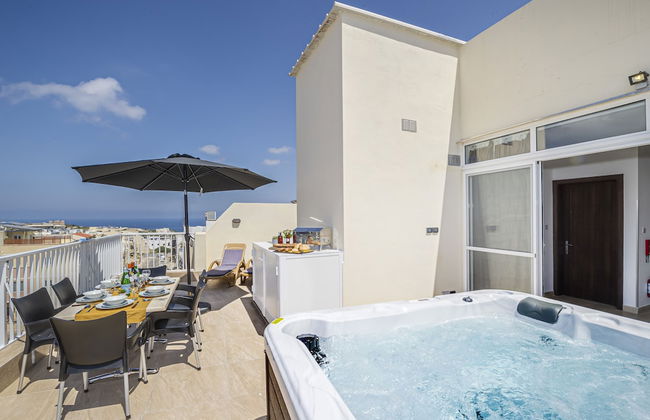 Summer Breeze Penthouse with large Terrace and Hot Tub by Getaways Malta - Foto 16