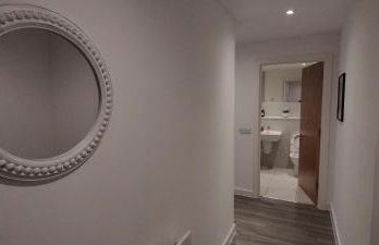 Bee City Cosy Stay - Near Train Stations and Shopping Centre with Paid Private Parking, 500Mbps Internet and Netflix - Foto 33