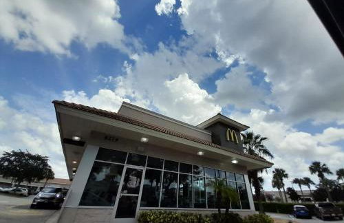 Private pool villa with game room close to theme parks! - Foto 60