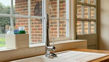 'BRAMLEY FALL COTTAGE' NEW AVAILABILITY - Attached Cottage,3 Bedrooms-1 on ground level, SLEEPS 6-2 Bathrooms, Wittering and Chichester easy drive, Child friendly,Small Breed Dog Friendly 2 max, Parking-EV Point - Foto 5