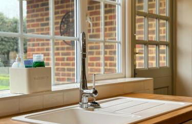 'BRAMLEY FALL COTTAGE' NEW AVAILABILITY - Attached Cottage,3 Bedrooms-1 on ground level, SLEEPS 6-2 Bathrooms, Wittering and Chichester easy drive, Child friendly,Small Breed Dog Friendly 2 max, Parking-EV Point - Foto 5