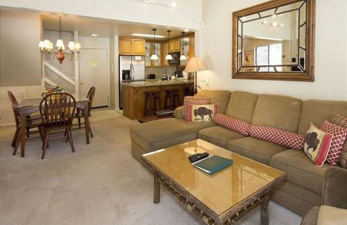 St Anton Street View 2-Bedroom Condo with full kitchen - Foto 8