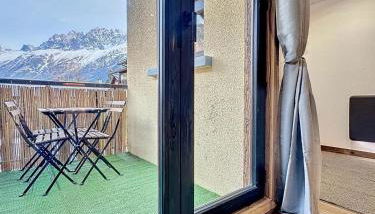 Modern 2BR Apt with Mountain Views & Private Parking - Foto 3