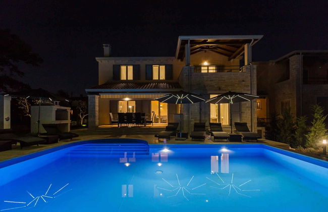 Gorgeous Villa With Private Pool and Covered Terrace & Sea View - Foto 19