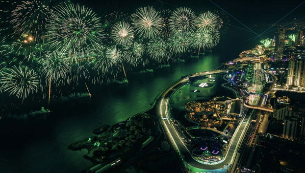 Fuegos artificiales sobre el circuito nocturno de Yeda