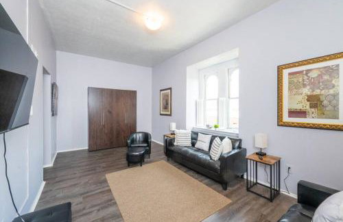 ROKU TVs - Washer & Dryer - QueenBeds - GroupStay - Foto 3