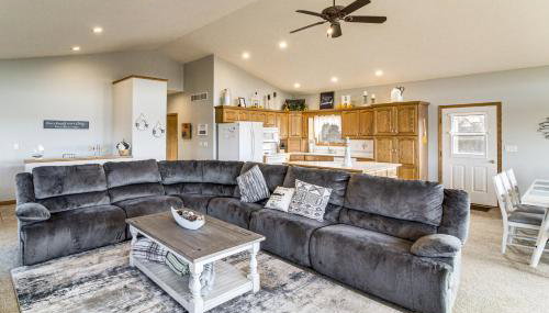 Deck with Lake Mac View! Spacious Family Retreat - Foto 5