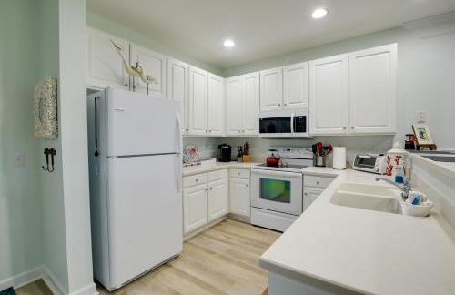 Calabash Condo with Patio and Golf Course Views! - Foto 12