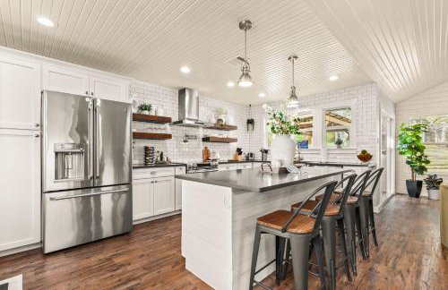 Lux 5BR gem with Heated Pool, SPA, and Outdoor Movie Theater - Foto 11