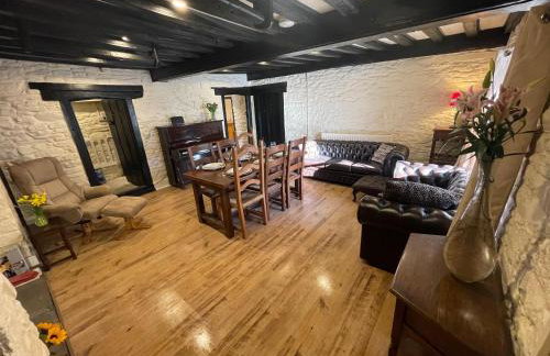 Large Historic Farmhouse in Rhondda Valley Perfect for Groups with Hot Tub - Foto 14