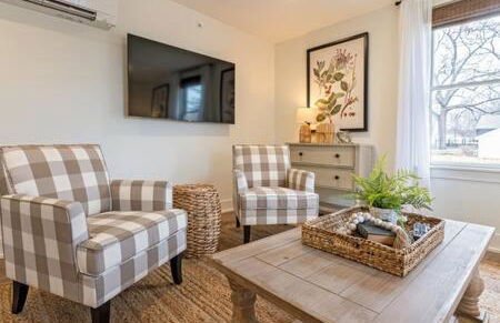 Downtown Luxury Farmhouse Apartment #4 - Photo 6