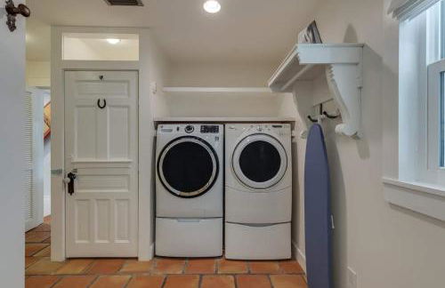 Surfs Up - retreat at the beach with heated pool - Foto 37