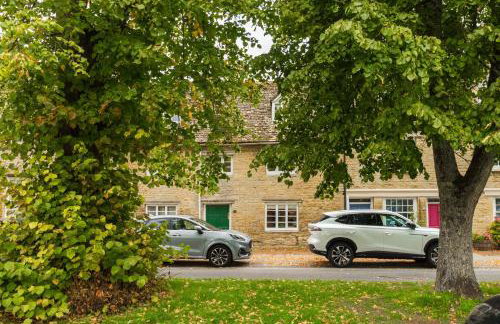 Charming Cotswold Cottage on Church Green, Witney - Photo 9
