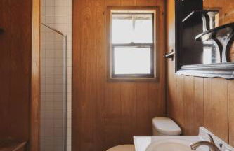 Secluded rustic 3-bedroom cabin on private land - Photo 13