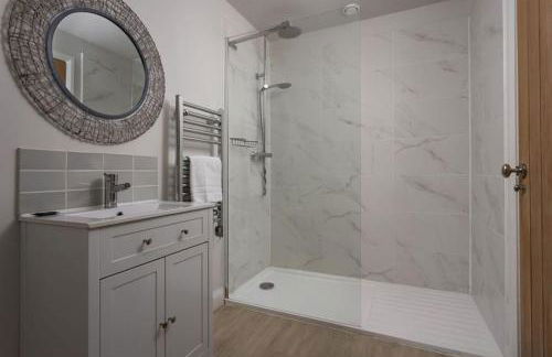 Stone Barn, contemporary barn conversion - Photo 34