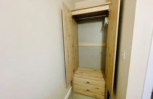 Spacious 4 Bedroom, 3 Bath House by Jesswood Properties Contractors, Business and Leisure with Free Parking and WIFI - Foto 32