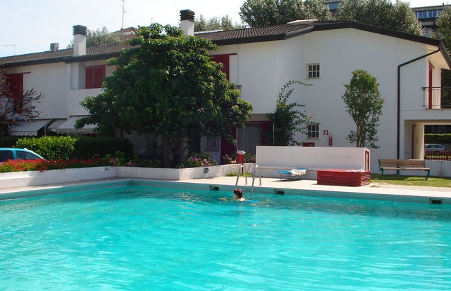 Villa in Front of the Pedestrian Area With Pool - Foto 12