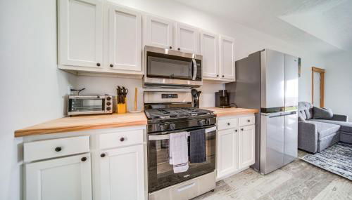 Balcony and Golf Course View Quiet Erie Getaway - Foto 2