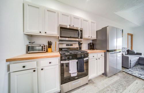 Balcony and Golf Course View Quiet Erie Getaway - Foto 2