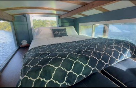 The Burrow-a floating cabin - Photo 4