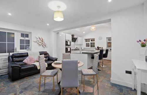 Spacious Modern 4BR Home 2 Luxury Bathrooms Private Parking Near M54, M6, JLR & WV1 - Foto 26