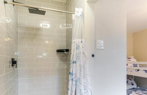 Walk to Town and River Charming Home in North East! - Foto 14