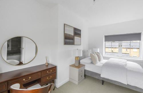 Luxurious 3 Bed House with Free Parking, Sky TV, Movies & Netflix - Foto 36