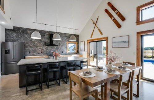 Modern Cabin Near Cheney Lake W Pool and Hot Tub - Foto 29